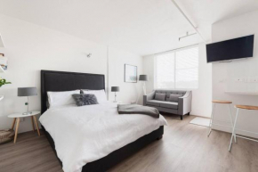Sam's Bondi top floor studio - lift, view, pool, secure